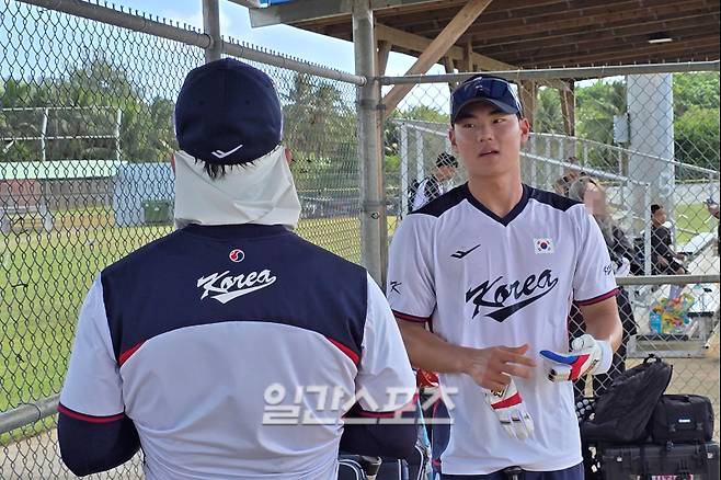 12일 사이판 올레아이 스포츠 콤플렉스에서 훈련 중 김혜성(왼쪽)에게 질문하는 김주원. 사이판=윤승재 기자