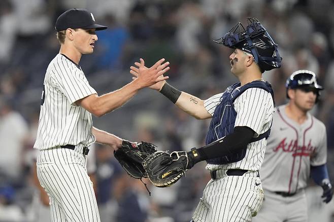 <yonhap photo-2925=""> 2024년 뉴욕 양키스 소속 시절 필 빅포드(왼쪽)가 포수 오스틴 웰스와 하이파이브를 하고 있다. (AP Photo/Frank Franklin II)/2024-06-23 11:54:24/ <저작권자 ⓒ 1980~2024 ㈜연합뉴스. 무단 전재 재배포 금지, AI 학습 및 활용 금지></yonhap>
