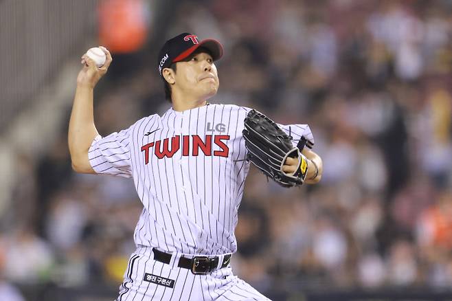 <yonhap photo-4518="">(서울=연합뉴스) 신현우 기자 = 27일 서울 잠실야구장에서 열린 프로야구 2025 신한 SOL 뱅크 KBO리그 한화 이글스와 LG 트윈스의 경기. 8회초 교체 투입된 LG 투수 김진성이 역투하고 있다. 2025.5.27 nowwego@yna.co.kr/2025-05-27 20:48:20/ <저작권자 ⓒ 1980~2025 ㈜연합뉴스. 무단 전재 재배포 금지, AI 학습 및 활용 금지></yonhap>