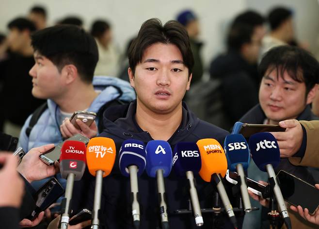 <yonhap photo-2230=""> 인터뷰하는 고우석 (영종도=연합뉴스) 윤동진 기자 = 한국 야구대표팀 고우석이 9일 인천국제공항 1터미널에서 월드베이스볼클래식(WBC) 1차 캠프지인 사이판 출국에 앞서 취재진과 인터뷰를 하고 있다. 2026.1.9 mon@yna.co.kr/2026-01-09 09:04:41/ <저작권자 ⓒ 1980~2026 ㈜연합뉴스. 무단 전재 재배포 금지, AI 학습 및 활용 금지></yonhap>