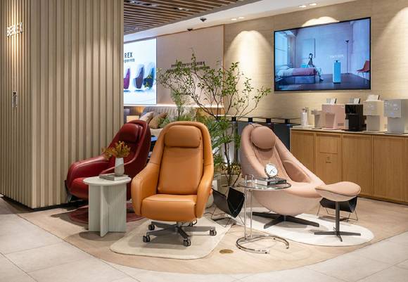 서울 강동구 현대백화점 천호점에 자리한 코웨이 갤러리 매장. 제품은 비렉스 안마의자.[사진=코웨이]