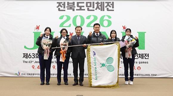 전춘성 군수와 진안군청 테니스팀  [사진=진안군 ]