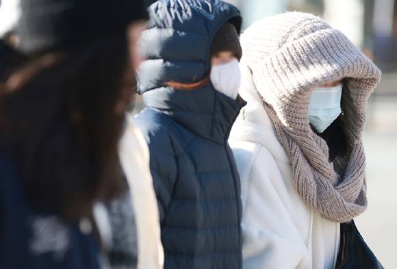 종로구 광화문거리에서 시민들이 목도리 등 방한용품을 착용한 채 걷고 있다.  [사진=연합뉴스]