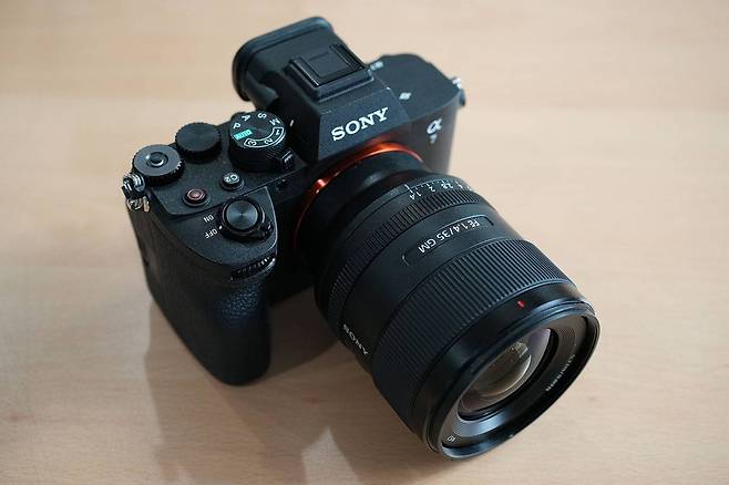 A7M5는 기술 진보와 실용성 사이의 균형을 잘 찾은 미러리스 카메라다 / 출처=IT동아