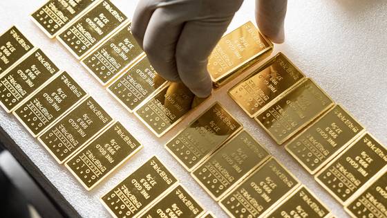 금값이처음으로 한 돈당 100만원을 돌파했다. 지정학적 리스크로 안전자산에 투자가 몰린 탓이다. 중앙포토
