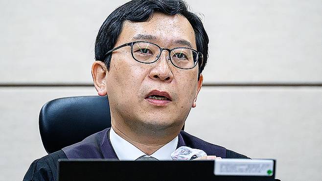 이진관 부장판사가 30일 서울 서초구 서울중앙지법에서 열린 한덕수 전 국무총리 내란 우두머리 방조 및 위증 등 혐의 사건 첫 재판을 심리하고 있다. 뉴스1