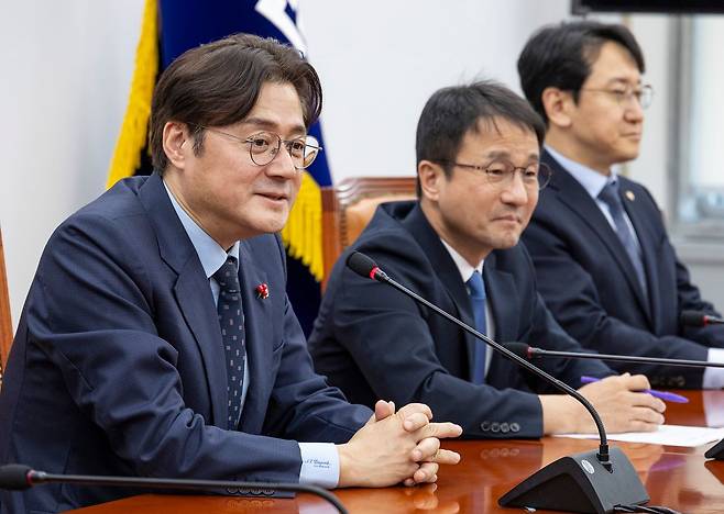 홍익표 청와대 정무수석(왼쪽)이 21일 취임 인사를 위해 국회를 방문해 더불어민주당 한병도 원내대표를 만나 인사말을 하고 있다. 연합뉴스