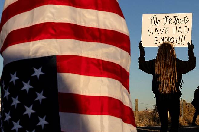 21일(현지시간) 미국 콜로라도 허드슨 휴면 상태의 교도소인 빅혼 교정시설(Big Horn Correctional Facility) 밖에서 한 시위자가 미국 이민세관집행국(ICE) 구금 시설로 전환될 예정인 해당 시설을 반대하며 시위를 벌이고 있다. 시위대는 트럼프의 이민정책에 반대한다는 의미로 성조기를 거꾸로 걸었다. 로이터=연합뉴스