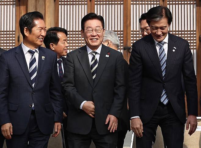 이재명 대통령이 16일 청와대 상춘재에서 열린 정당 지도부 초청 오찬에서 참석자들과 기념촬영을 마친 뒤 이석하고 있다. 왼쪽부터 더불어민주당 정청래 대표, 이재명 대통령, 조국혁신당 조국 대표. 연합뉴스