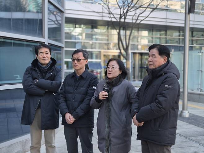 22일 서울 서초구 서울행정법원 앞에서 (왼쪽부터) 이상요, 정재권 KBS 이사, 조숙현 전 KBS 이사, 김찬태 KBS 이사가 재판이 끝난 뒤 소회를 밝히고 있다. /김한내 기자