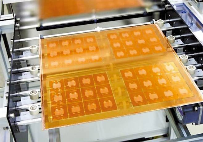 국내에서 개발 중인 유리기판의 모습. 한경DB