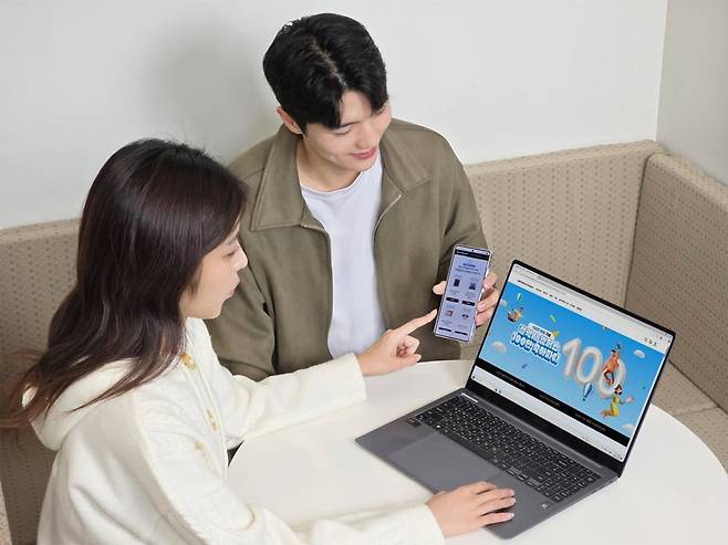 삼성전자 공식 교육 할인몰 '갤럭시 캠퍼스'에서 진행하는 '갤럭시 캠퍼스 100만 축하파티' 이벤트에 참여하는 모습. 사진=삼성전자 제공