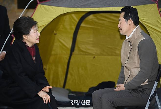 박근혜 전 대통령이 22일 쌍특검(통일교·민주당 공천헌금 특검)을 요구하며 8일째 단식을 이어가는 장동혁 국민의힘 대표의 단식 현장을 방문해 대화를 나누고 있다. 한수빈 기자