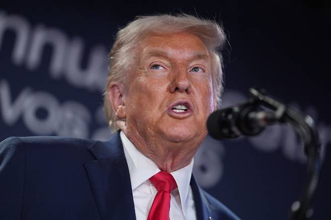 도널드 트럼프 미국 대통령이 21일(현지시간) 스위스 다보스에서 열린 세계경제포럼에서 연설하고 있다. AP연합뉴스