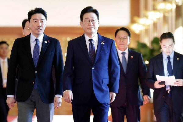 이재명 대통령과 강훈식 비서실장이 22일 청와대에서 열린 수석보좌관회의 참석을 위해 회의실로 향하고 있다. 2026.1.22 연합뉴스