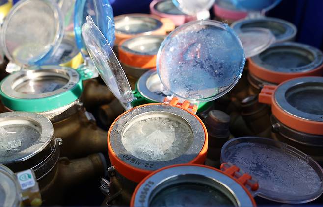 Frozen water meters are piled up in Gangbuk-gu, Seoul, Thursday. (Yonhap)
