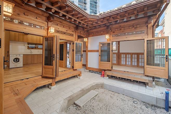 Exterior view of Bomun-dong Hanok No. 7, which drew the highest interest among the seven Mirinae Jip public hanok (traditional Korean house) units. [SEOUL METROPOLITAN CITY]