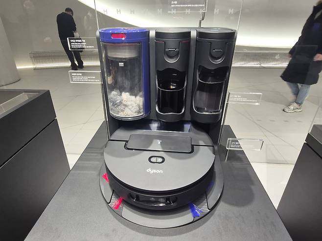 Dyson's AI robot vacuum cleaner, the Spot+Scrub AI, is displayed at The Hyundai Seoul in Yeongdeungpo District, western Seoul on Jan. 22. [YI WOO-LIM]