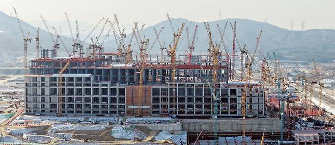 The Yongin semiconductor industrial complex in Yongin, Gyeonggi, is under construction on Jan. 20. [YONHAP]