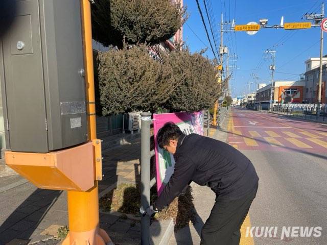 동해시청 관계자가 불법광고물을 철거하고 있다. (사진=동해시)