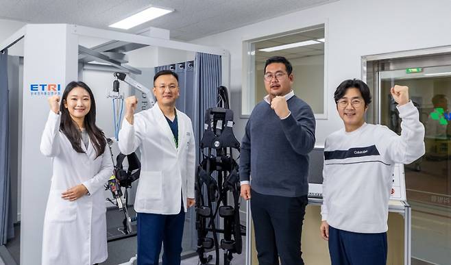 웨어러블 디바이스 성능평가 기술을 개발한 부산대학교병원-ETRI 공동연구진(왼쪽부터 부산대병원 장민우 연구원, 박종환 부교수, ETRI 김우진 기술총괄, ETRI 조현우 책임연구원. ETRI
