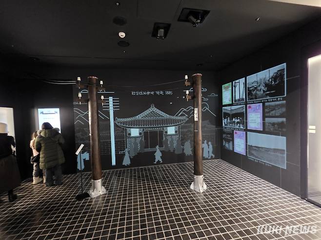 KT 온마루는 1885년 세워진 첫 전신주를 통해 전보가 오가던 시대의 광화문 거리를 재현했다. 정우진 기자