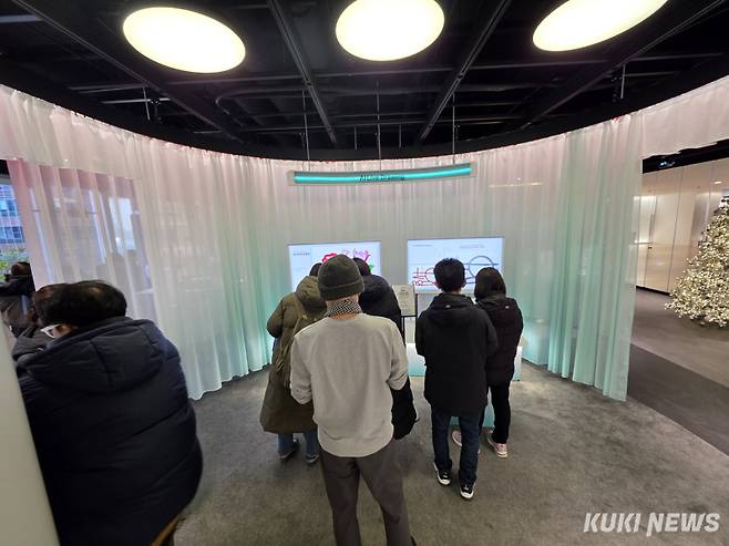 관람객들이&nbsp;‘AI &nbsp;라이브 드로잉존’에서 나만의 작품을 에코백으로 제작하는 경험을 하고 있다. 정우진 기자