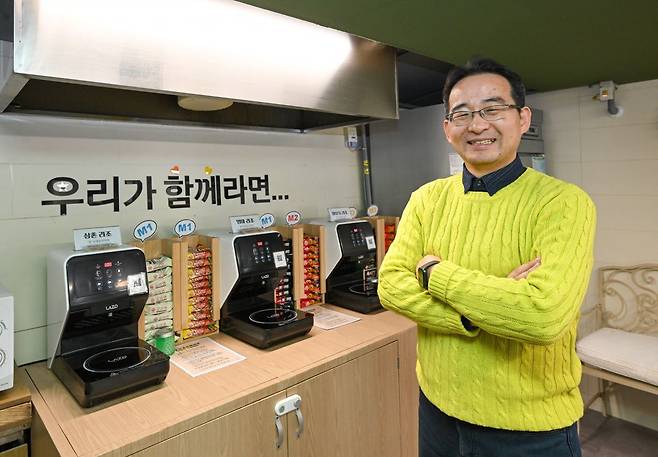 박상현 목사가 21일 서울 은평구 '우리가 함께라면'에서 팔짱을 끼고 웃고 있다. 신석현 포토그래퍼