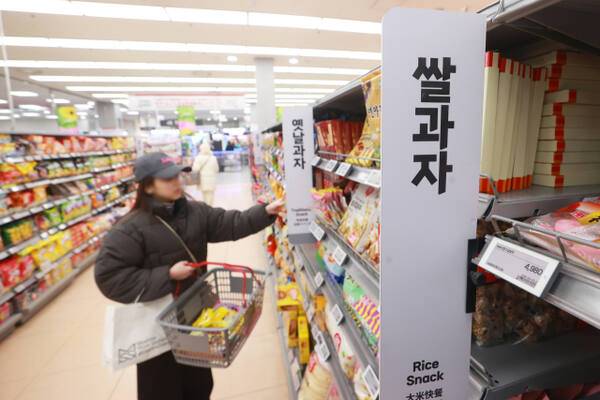 해외서 인기 많은 쌀과자. 사진은 서울의 한 대형마트에서 과자를 고르는 관광객. 연합뉴스