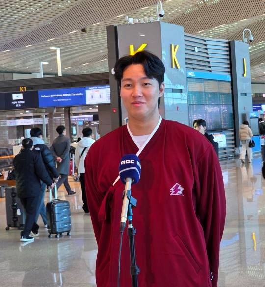 출국 전 인터뷰하는 키움 안우진. 사진[연합뉴스]