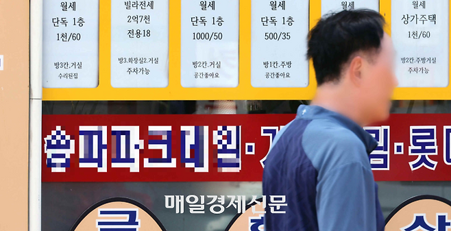 6·27 대출 규제로 전세퇴거자금 대출길이 꽉 막힌 가운데 서울 송파구 한 아파트 단지 근처 공인중개사사무소 앞에 전세 물건 광고가 크게 줄어 있다. [이승환 기자]