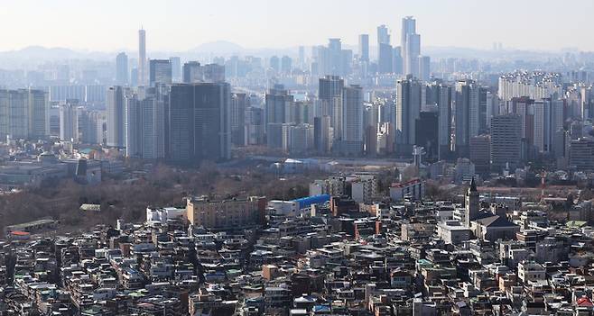 서울 남산 전망대에서 바라본 시내에 아파트가 빼곡히 들어차 있다. [연합뉴스]