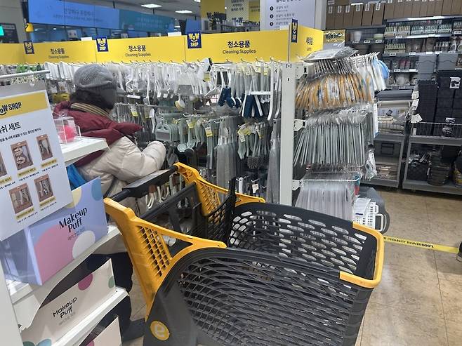 이마트 장 보러온 고객이 와우샵에 들러 물품을 고르고 있다. [변덕호 기자]