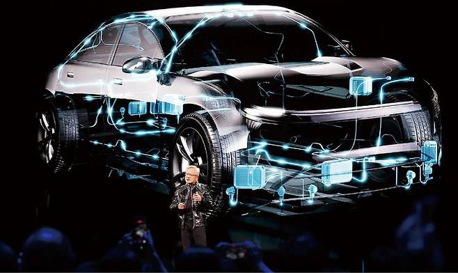 인공지능(AI)이 ‘피지컬 AI’로 진화하면서 일상과 제조 현장 풍경을 송두리째 바꿔놓고 있다. 젠슨 황 엔비디아 CEO가 지난 1월 5일(현지 시간) 엔비디아 CES 2026 라이브 기조연설에서 자율주행 AI 모델 ‘알파마요’를 설명하고 있다. (연합뉴스)