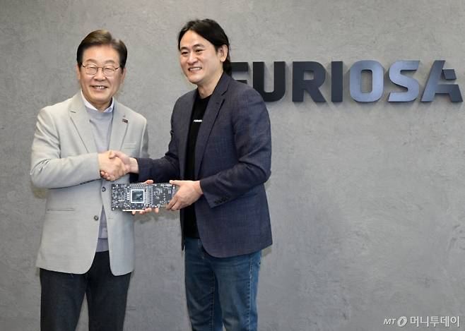 이재명 대통령이 지난해 4월 더불어민주당 대선후보 시절 서울 강남구 퓨리오사AI에서 백준호 퓨리오사AI 대표와 기념촬영을 하고 있다 /사진=뉴시스