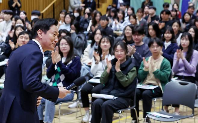오세훈 서울시장이 지난해 3월 27일 오전 서울시 중구 서울시청에서 열린 '서울시 MZ공무원 영테크 특강'에 참석한 MZ세대 공무원들을 상대로 인사말을 하고 있다. 서울시는 지난 2021년 11월부터 '서울 영테크' 사업을 시작해 일반 청년들을 대상으로 일대일 재무 상담과 금융 교육을 지원하고 있다. /사진=뉴스1