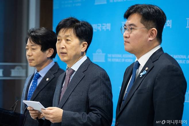 (서울=뉴스1) 유승관 기자 = 오기형 더불어민주당 코스피5000 특별위원장이 22일 서울 여의도 국회 소통관에서 코스피 5000 돌파 청와대 초청 오찬을 마친 후 브리핑을 하고 있다. 왼쪽부터 이강일 의원, 오 위원장, 정준호 의원. 2026.1.22/뉴스1  Copyright (C) 뉴스1. All rights reserved. 무단 전재 및 재배포,  AI학습 이용 금지. /사진=(서울=뉴스1) 유승관 기자