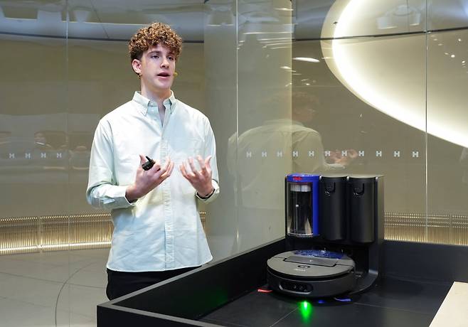 22일 다이슨 더 넥스트 홈 랩(The Next Home Lab) 팝업에서 진행된 미디어 행사에서 다이슨 홈 RDD(Research, Design and Development) 소프트웨어 팀 시니어 디자인 매니저 네이슨 로슨 맥클린(Nathan Lawson McLean)이 다이슨 스팟앤스크럽 Ai 로봇 청소기 제품 시연을 선보이고 있다. /사진제공=다이슨