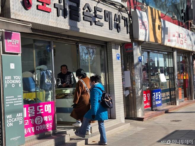 22일 오전 서울 종로구 귀금속거리의 한 매장에 사람들이 줄을 지어 들어가는 모습./사진=김서현 기자.