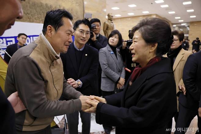 [서울=뉴시스] 김명년 기자 = 박근혜 전 대통령이 22일 서울 여의도 국회 로텐더홀에서 통일교게이트·더불어민주당공천뇌물 '쌍특검' 수용을 요구하며 8일째 단식 중인 장동혁 국민의힘 대표를 찾아 대화하고 있다. (공동취재) 2026.01.22. photo@newsis.com /사진=