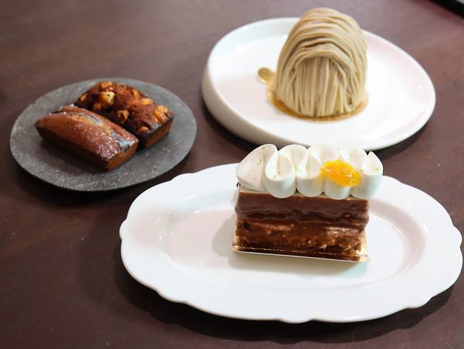 사진은 과자방의 갸토 도쿄세베이유, 몽블랑 하얀산, 휘낭시에. /사진=다이어리알