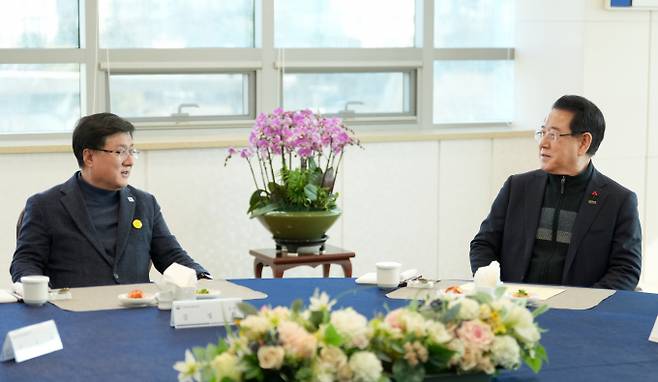 김영록 전라남도지사(오른쪽)가 22일 나주 한국전력공사 본사에서 열린 오찬 간담회에서 김성환 기후에너지환경부 장관에게 전남을 대한민국 에너지 신산업의 거점으로 육성하기 위한 주요 현안을 건의하고 있다./사진제공=전남도