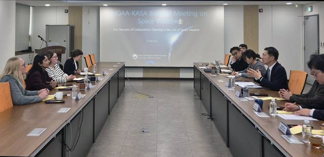 21일 제주 우주환경센터에서 노경원(오른쪽 두 번째) 우주항공청 차장이 미국 해양대기청(NOAA) 아이린 파커(왼쪽 두 번째) 환경위성정보국(NESDIS) 국장 대행을 비롯한 대표단을 만나 국내 우주환경 예·경보 체계 운영 현황을 소개하고 한·미 간 우주환경 분야 협력 확대 방안을 논의하고 있다. 우주항공청 제공