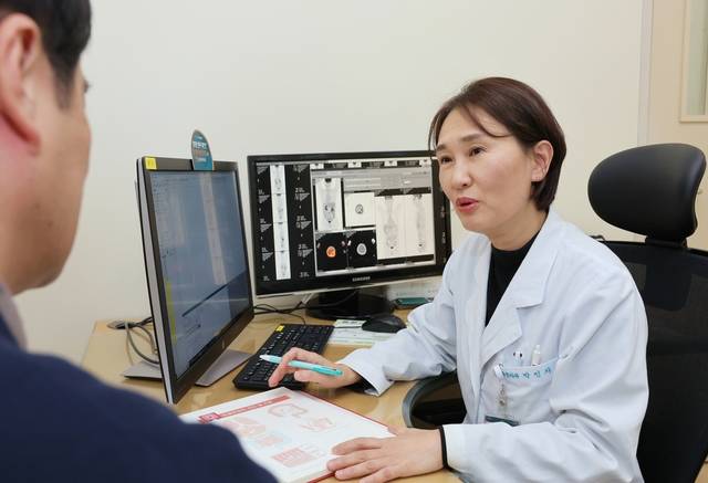 박인자 서울아산병원 대장암센터장이 진료를 보고 있다. 서울아산병원 제공