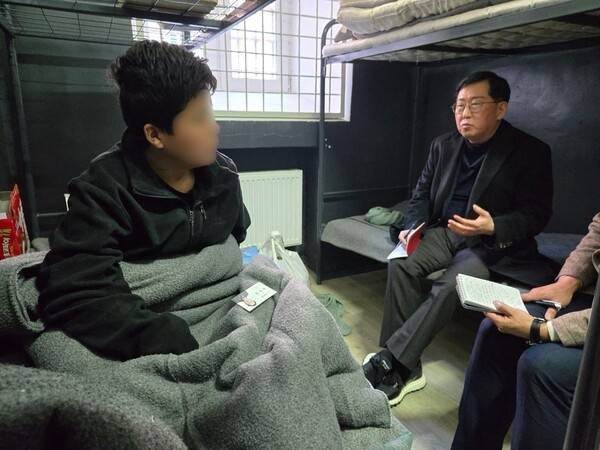 유용원 국민의힘 의원이 지난해 2월 25일 우크라이나를 직접 방문해 북한군 포로 2명을 면담하고 있다. 유용원 의원실 제공