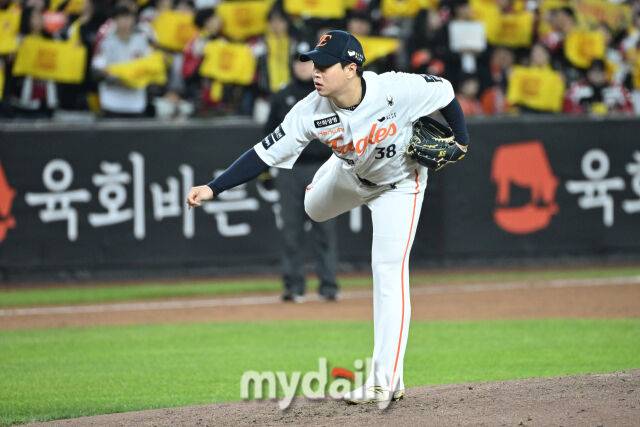 31일 대전 한화생명 볼파크 야구장에서 열린 '2025 신한 SOL 뱅크 KBO 한국시리즈 5차전' LG 트윈스와 한화 이글스 경기. 한화 김종수가 5회초 무사 1루에 교체되 마운드에 올라 힘차게 투구하고 있다./마이데일리