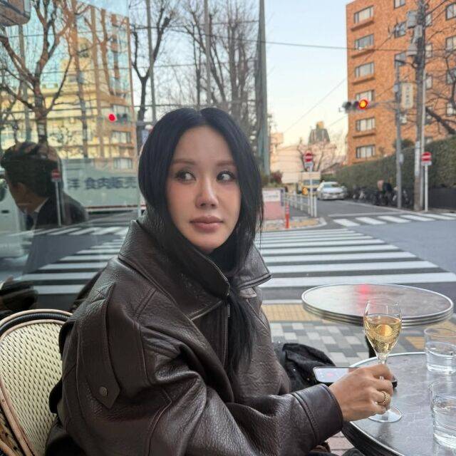 엄정화가 도쿄 여행 근황을 전하며 변함없는 미모를 뽐냈다. / 엄정화 인스타그램