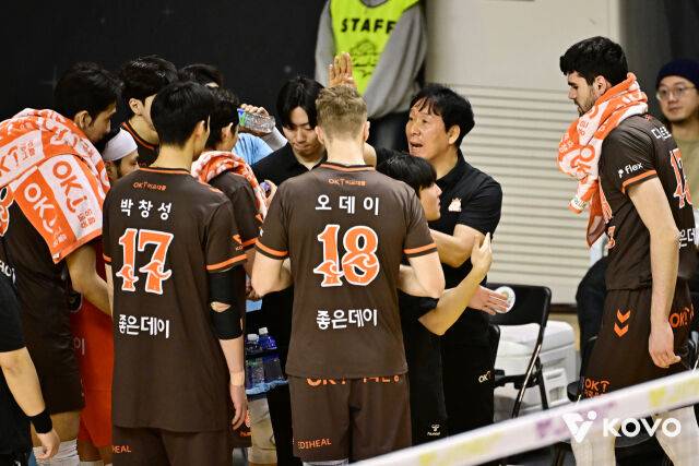 작전 지시를 하는 OK저축은행 신영철 감독./KOVO