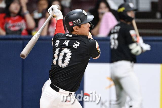 25일 서울 고척스카이돔에서 열린 '2025 신한 SOL BANK KBO리그' KT 위즈와 키움 히어로즈 경기. KT 황재균이 3회초 1사 1-2루에 선제 1타점 적시타를 치고 있다./마이데일리