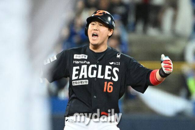21일 대구 삼성라이온즈파크에서 열린 '2025 신한 SOL BANK KBO 포스트 시즌' 삼성 라이온즈와 한화 이글스 플레오이프(PO) 3차전 경기. 한화 하주석이 4회초 2사 2루에 선제 1타점 적시 2루타를 친 후 기뻐하고 있다./마이데일리
